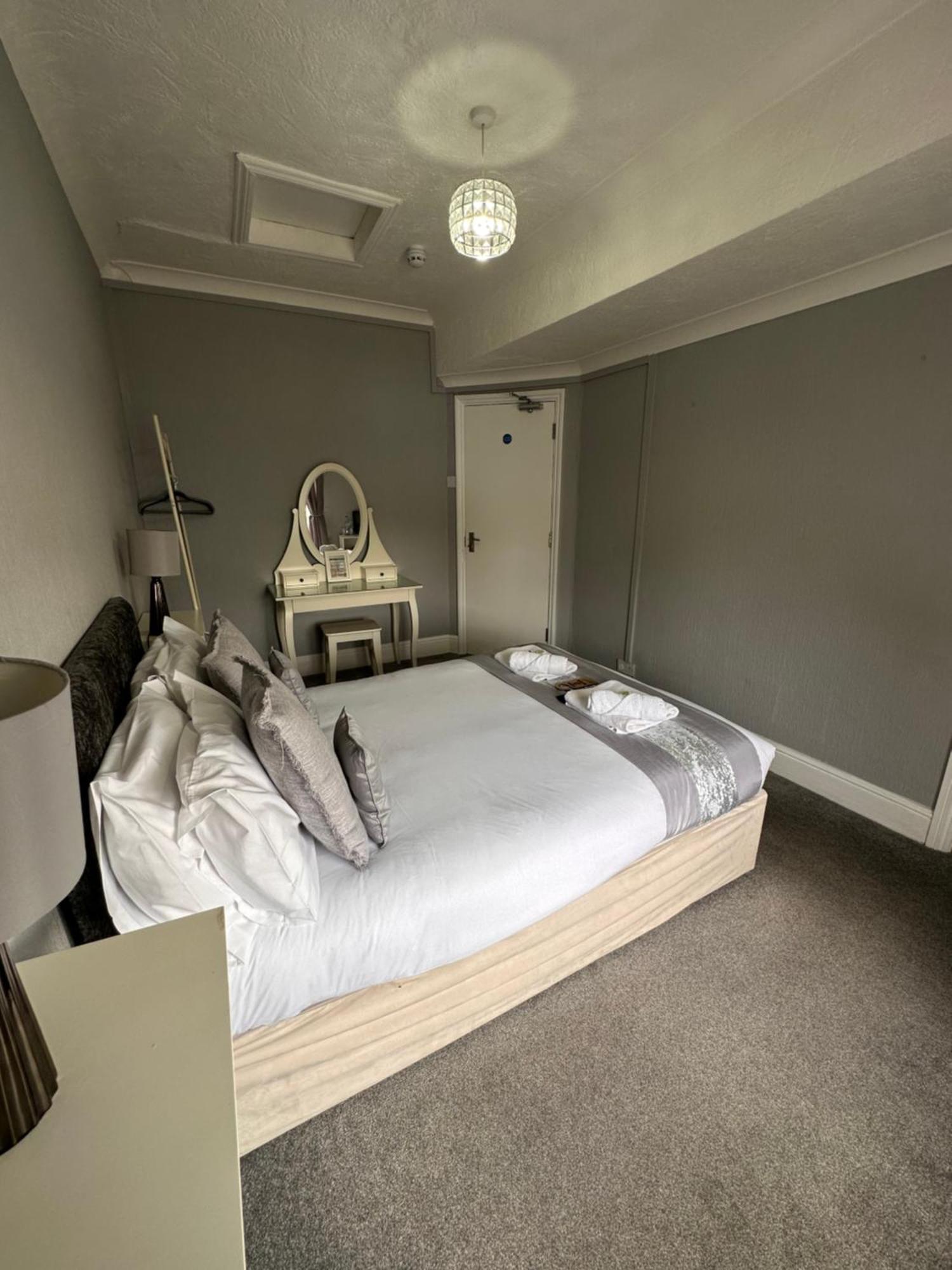 Bed and Breakfast The Six Bells à Rochester  Extérieur photo