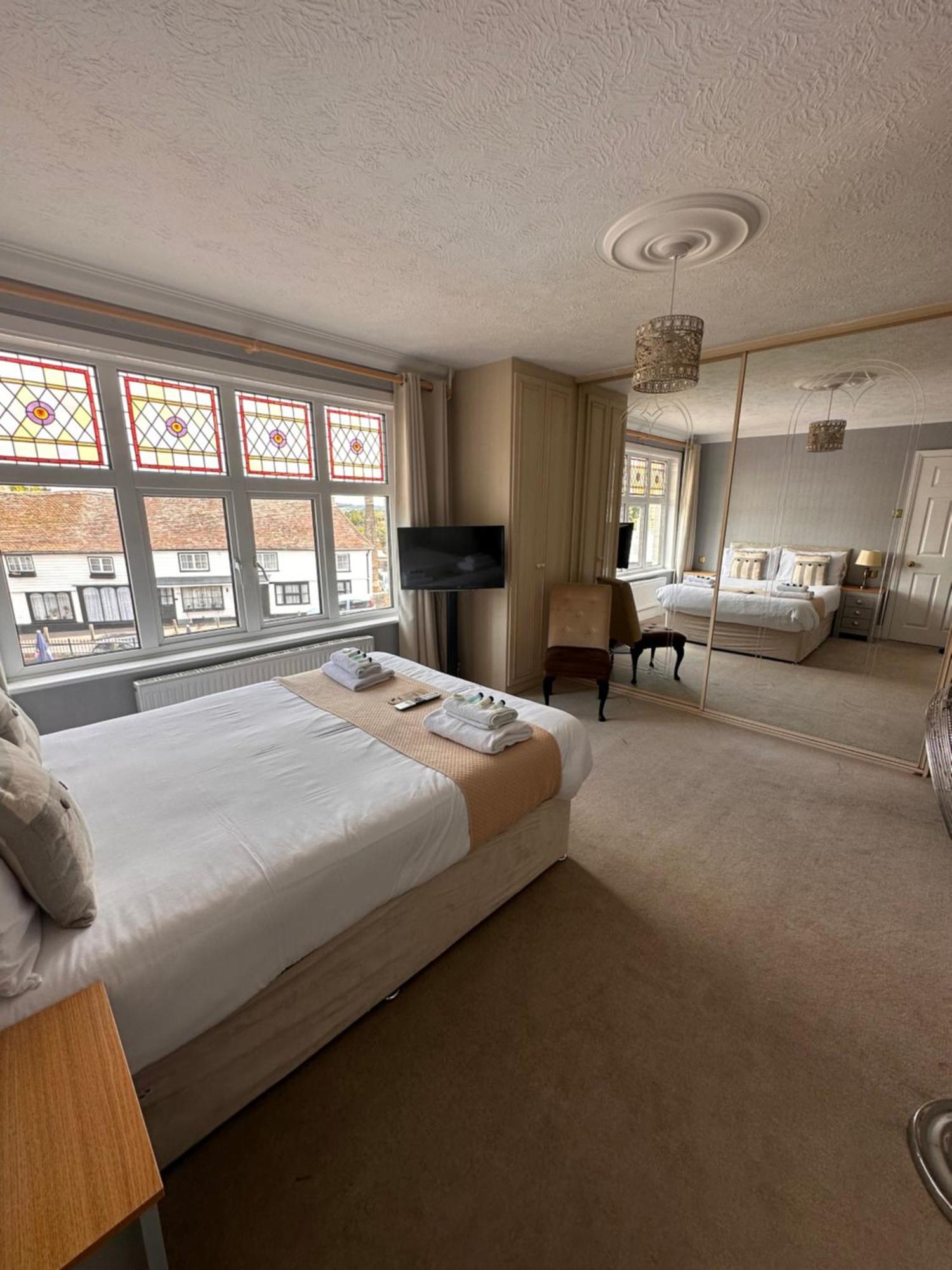 Bed and Breakfast The Six Bells à Rochester  Extérieur photo