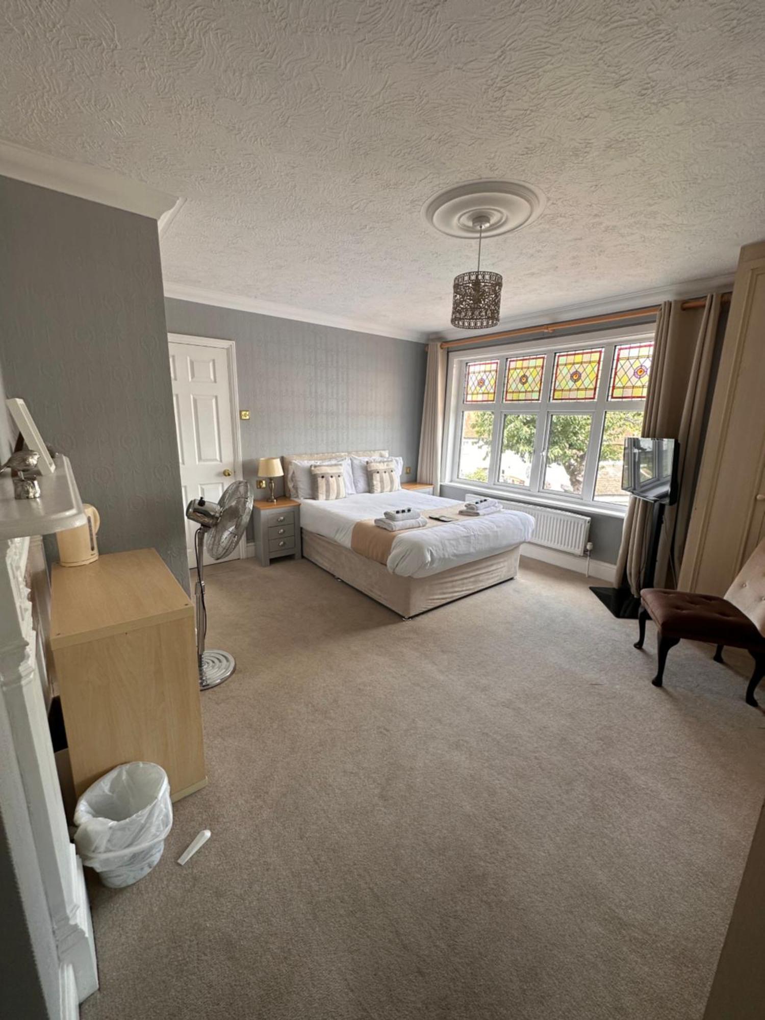 Bed and Breakfast The Six Bells à Rochester  Extérieur photo